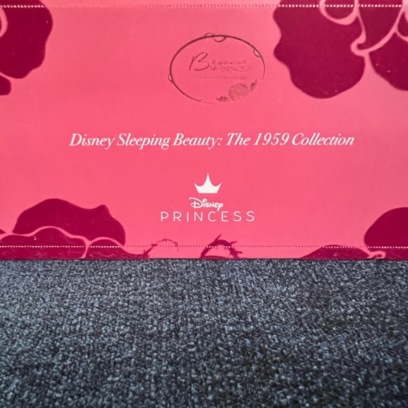 Disney Sleeping Beauty 1959 makeup & mirror collection from Besame. Sold Out! - Picture 14 of 15